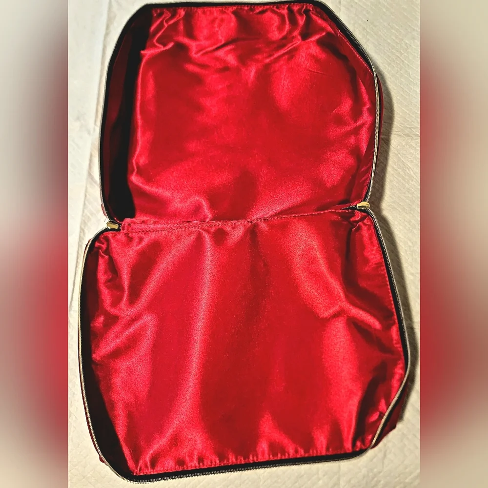 Estee Lauder Red Velvet Cosmetic 2020 Train Case Zipper